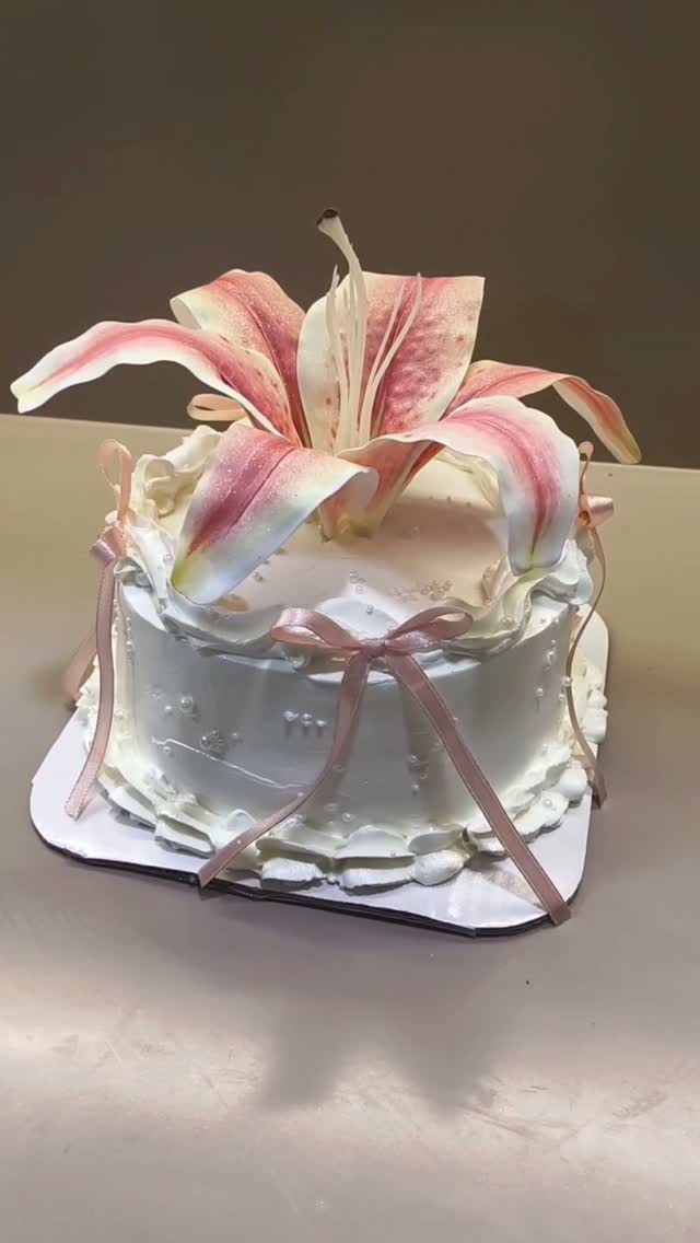 Lily flower cake by Cake It Easy